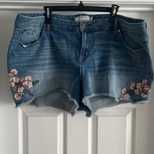 Torrid  Blue Floral Embroidered Jean Shorts

E